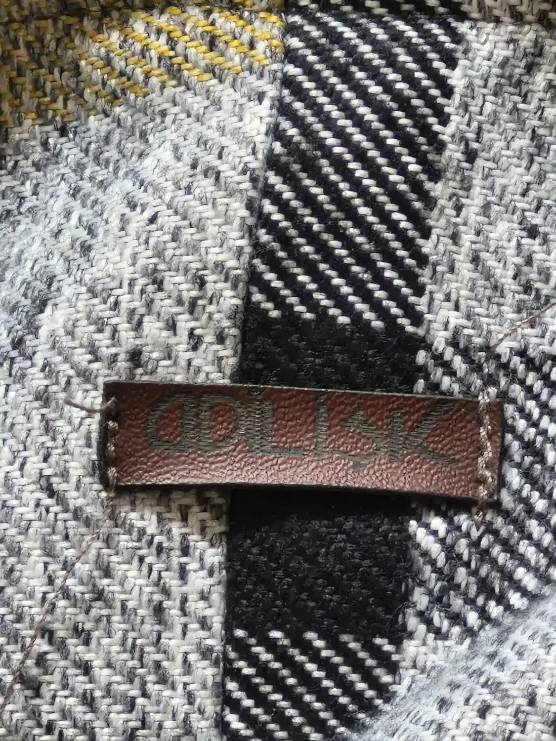 پالتو|لباس|نیشابور, هفده شهریور|دیوار