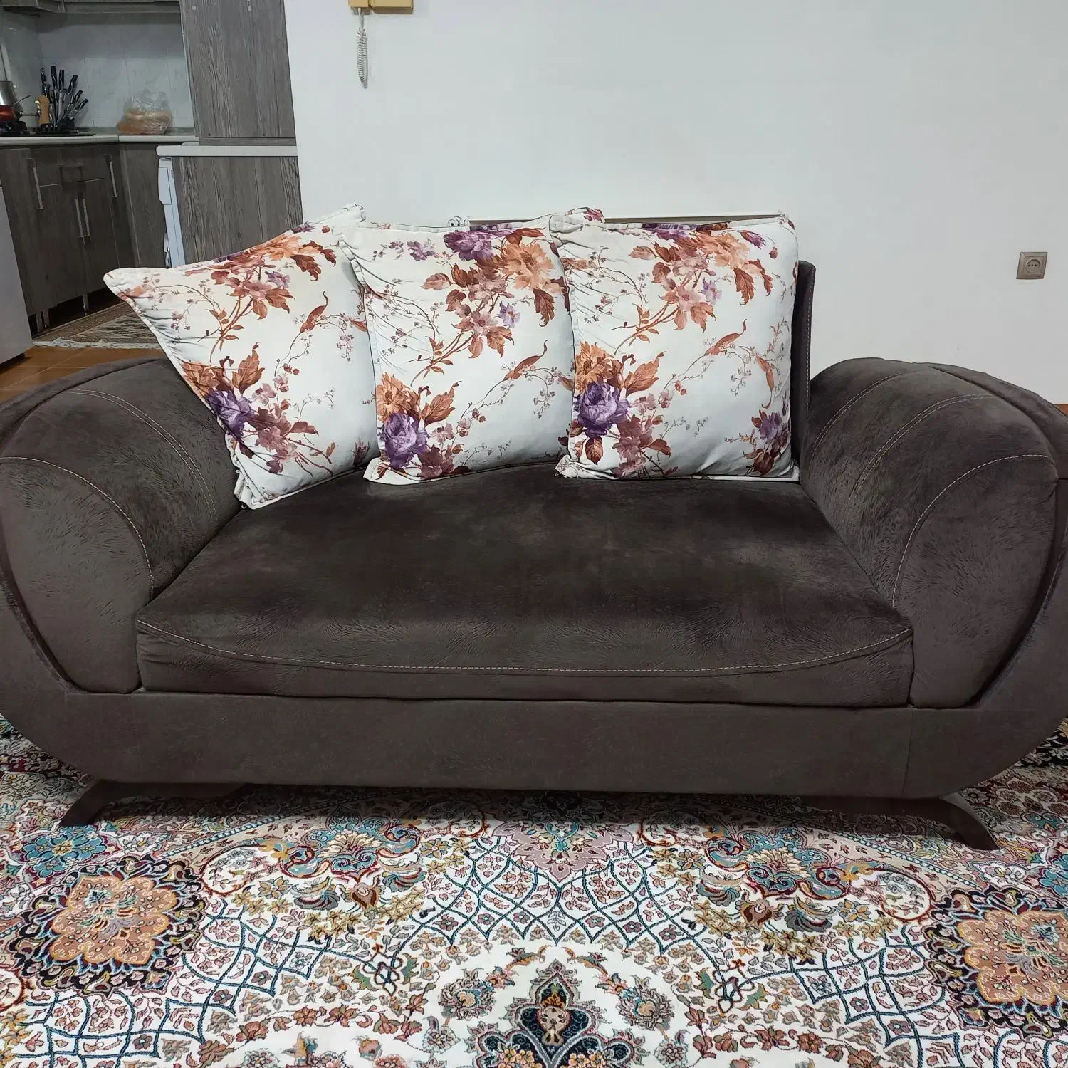مبل ۷نفره به همراه میز جلو مبلی و یک صندلی راک|مبلمان خانگی و میز عسلی|رشت, آزادگان|دیوار