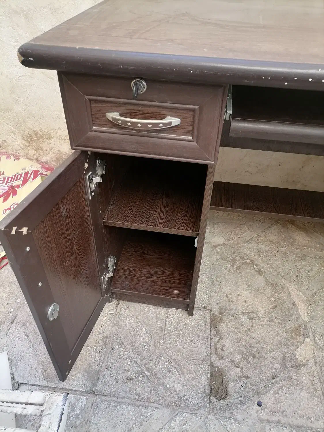 میز تحریر|میز تحریر و کامپیوتر|رباط‌کریم, رباط‌کریم|دیوار