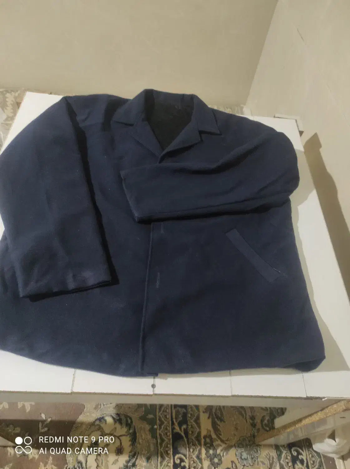 تعدادی لباس و کیف|لباس|تفت, |دیوار