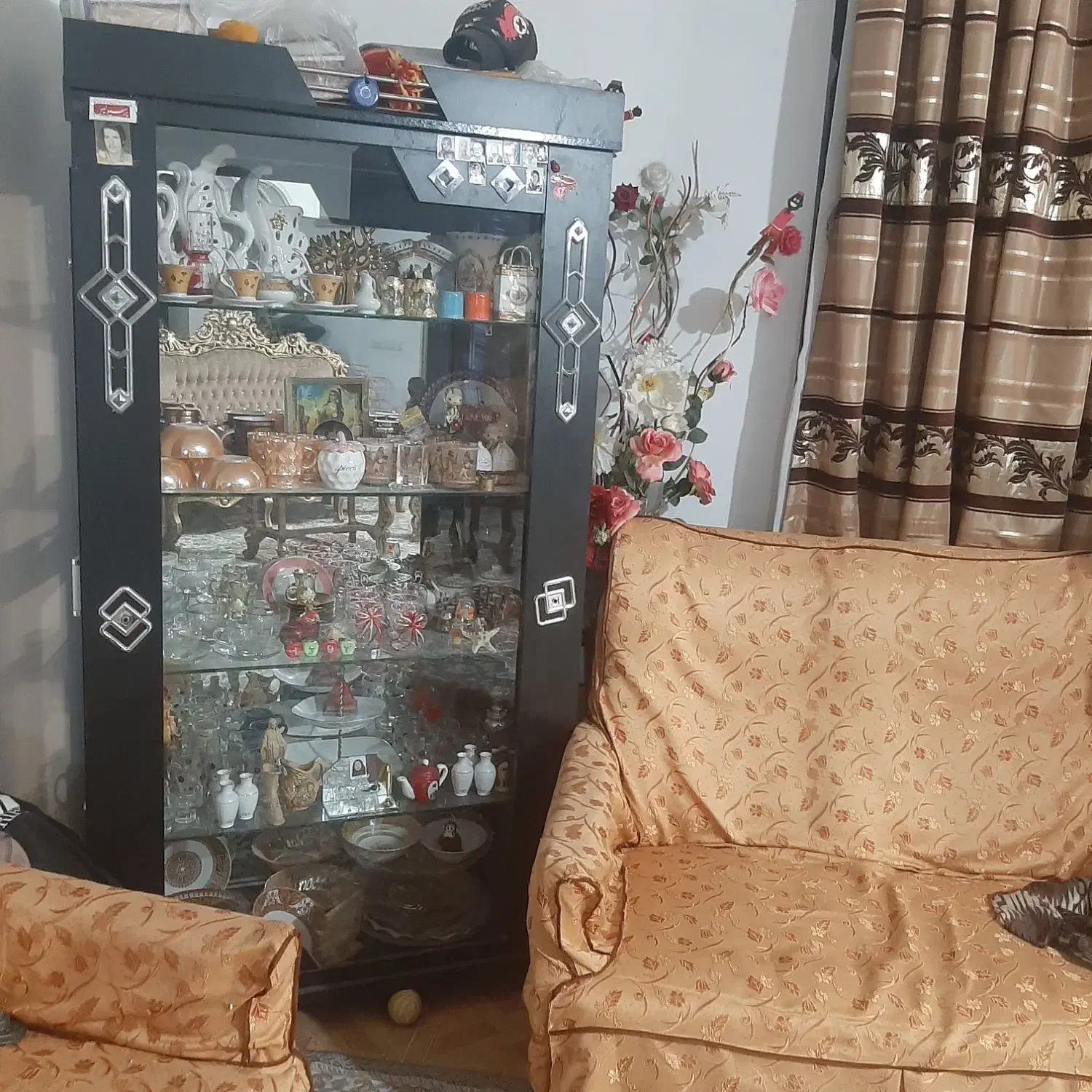 ویترین خیلی خوب ومحکمی هستش وبه علت کمبود جا|بوفه، ویترین، کنسول|اصفهان, قهجاورستان|دیوار
