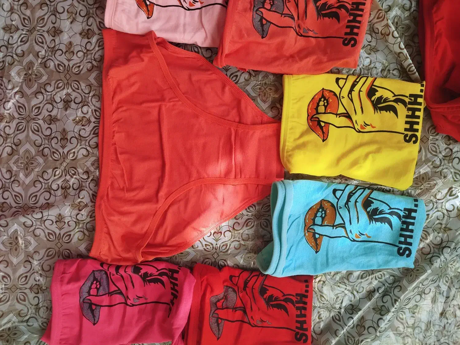 لباس زیر زنانه|لباس|میمند, |دیوار