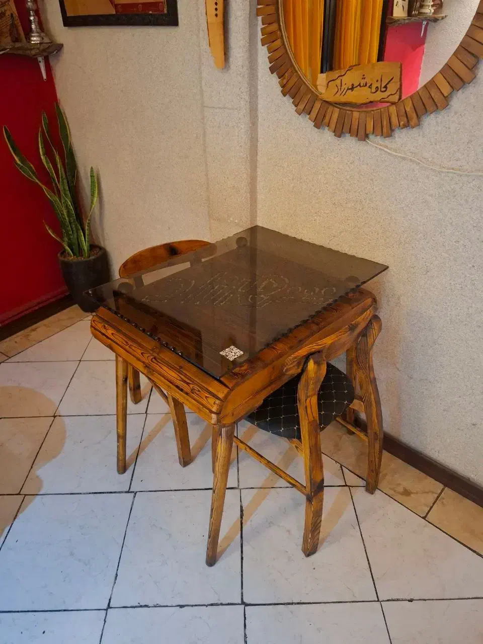 صندلی دنج با طراحی چوبی و شیشه‌ای زیبا و شیک|میز و صندلی غذاخوری|قم, صفائیه|دیوار