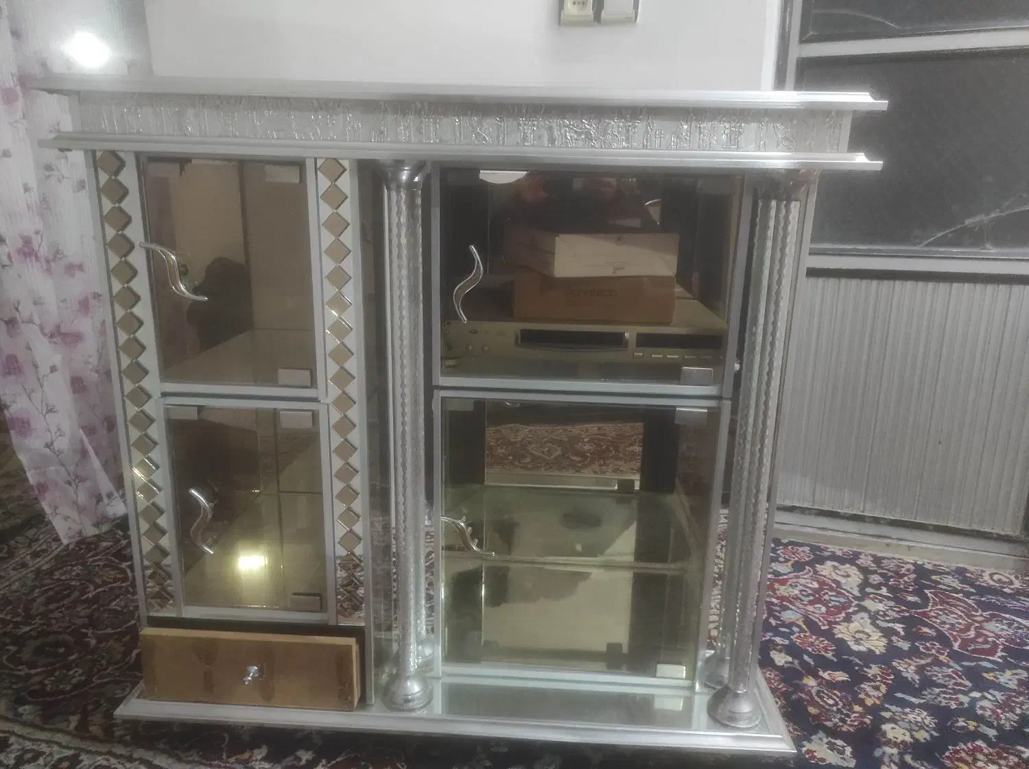 میز تلوزیون و تلویزیون 21اینچ قدیمی سالم|تلویزیون و پروژکتور|ورزقان, |دیوار