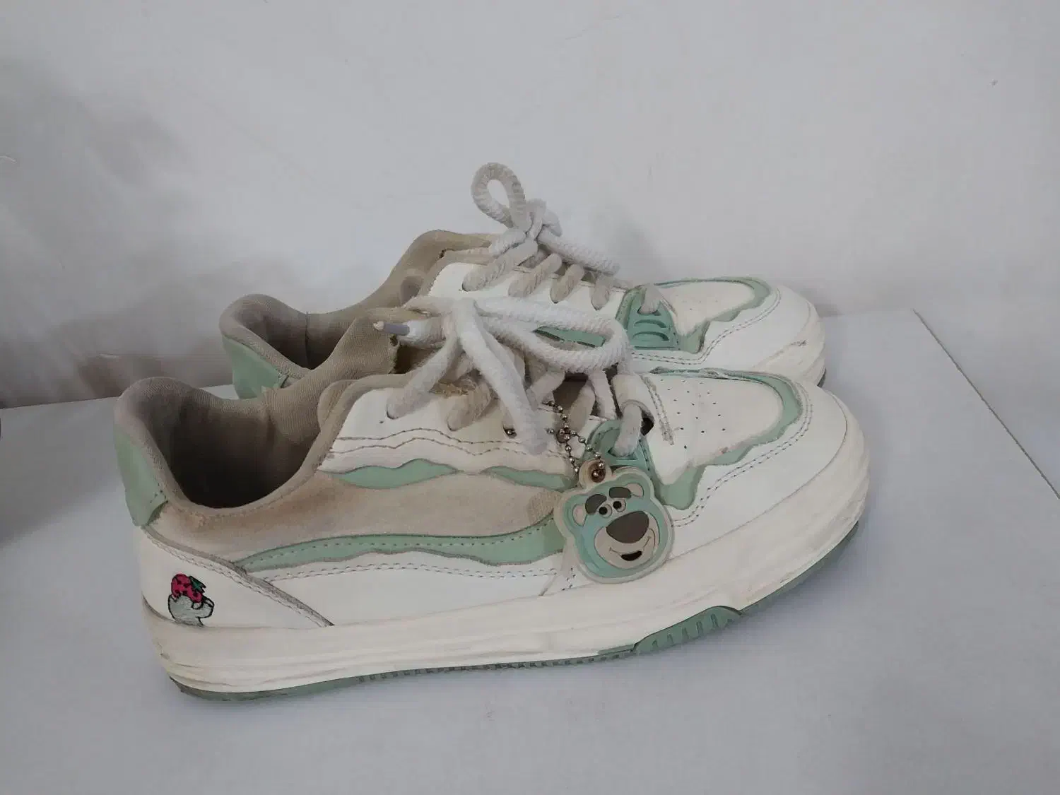 تعدادی کفش دخترانه|کیف، کفش، کمربند|اشتهارد, |دیوار