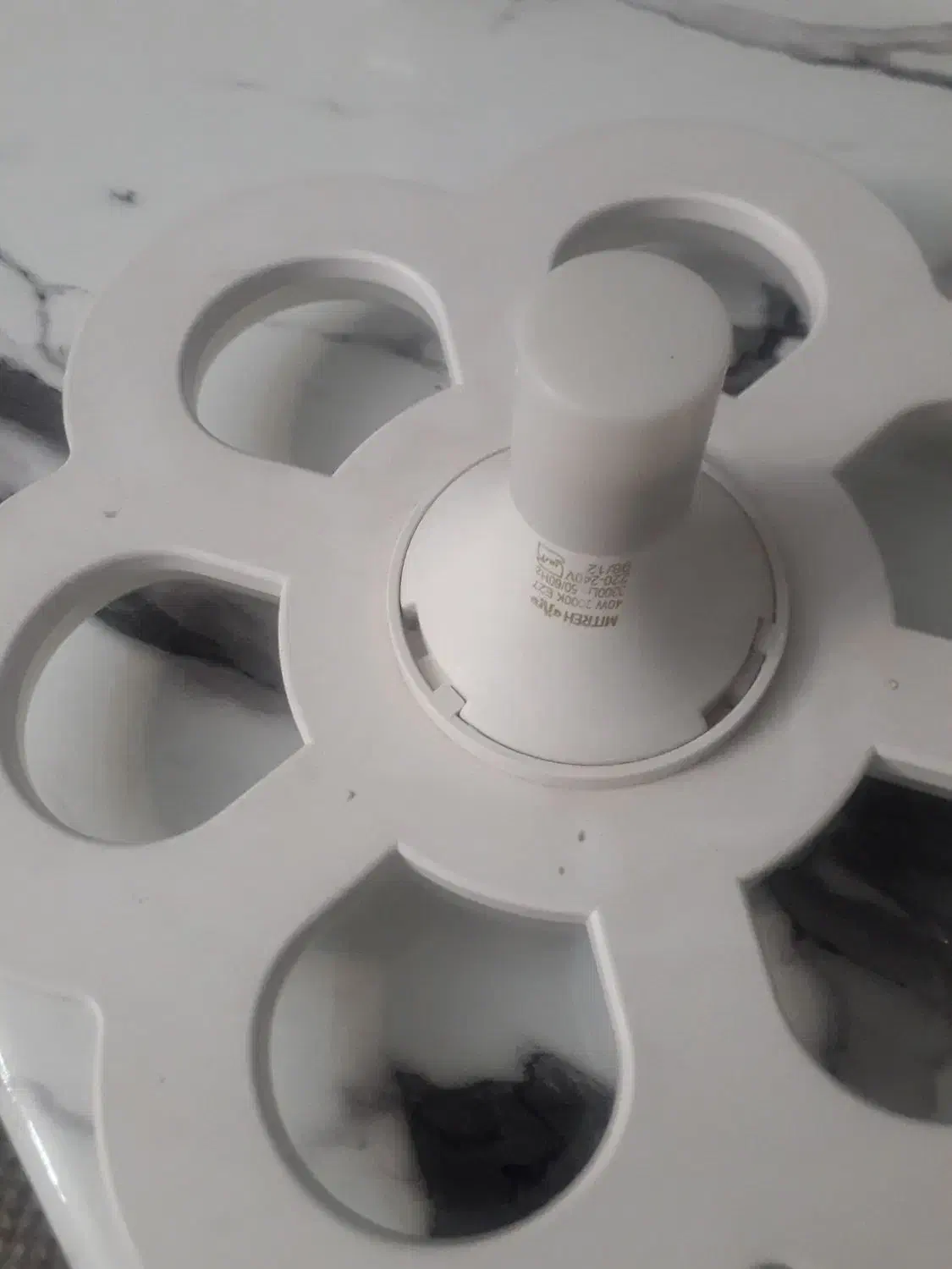 لامپ ۴۰ وات میتره|لامپ و چراغ|کرج, باغستان|دیوار