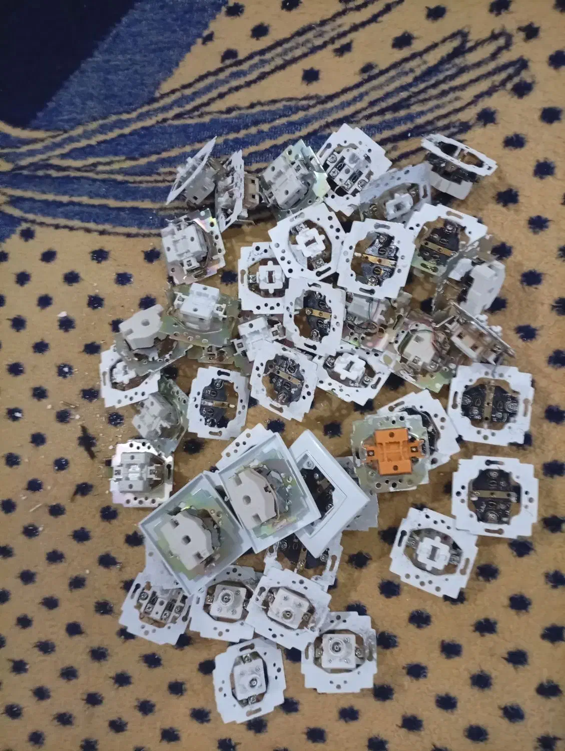 توالت فرنگی سینک کلید و پریز در حد نو|لوازم سرویس بهداشتی|شیراز, کوشک میدان|دیوار