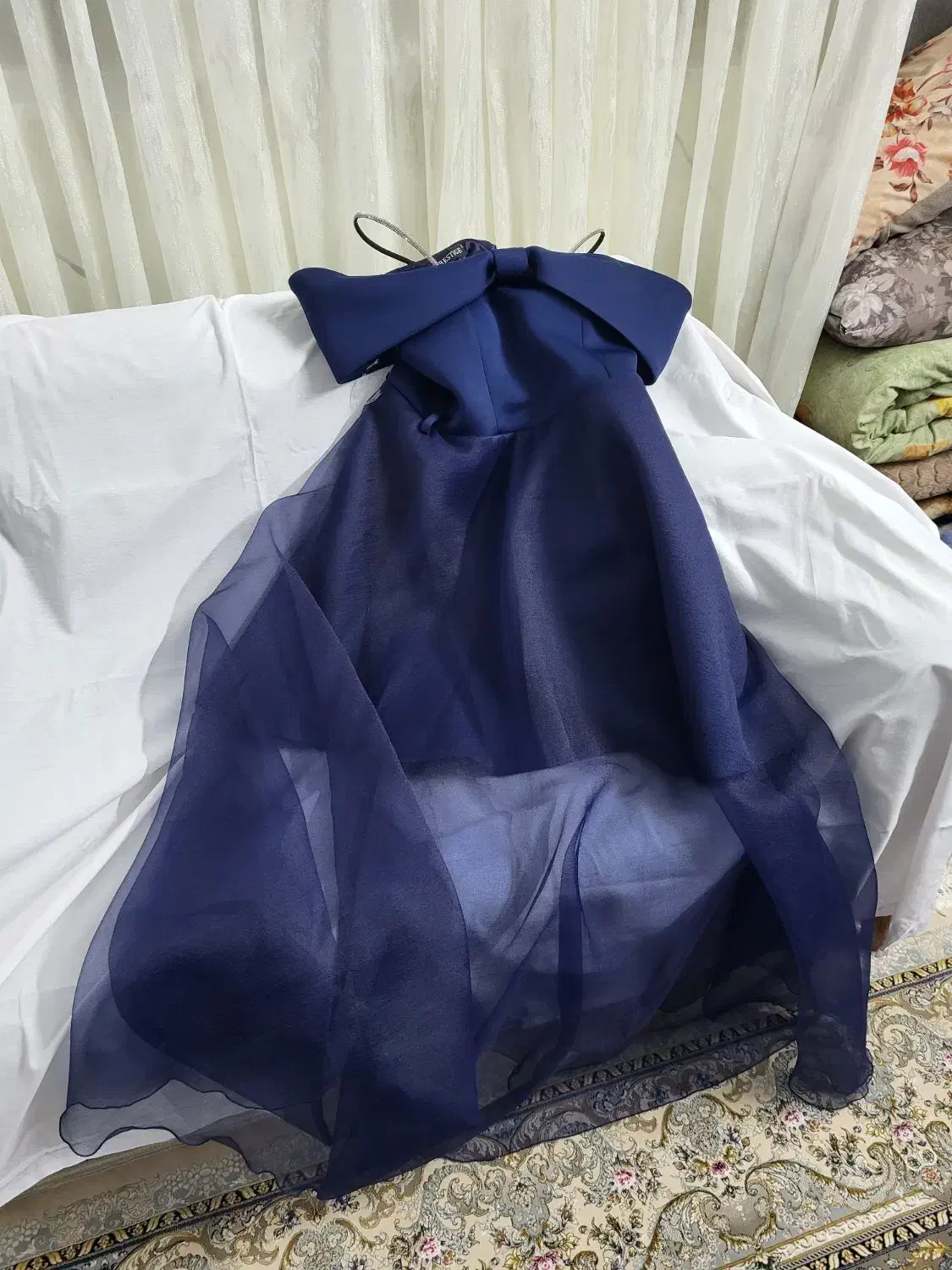 لباس مجلسی|لباس|تهران, قیام|دیوار