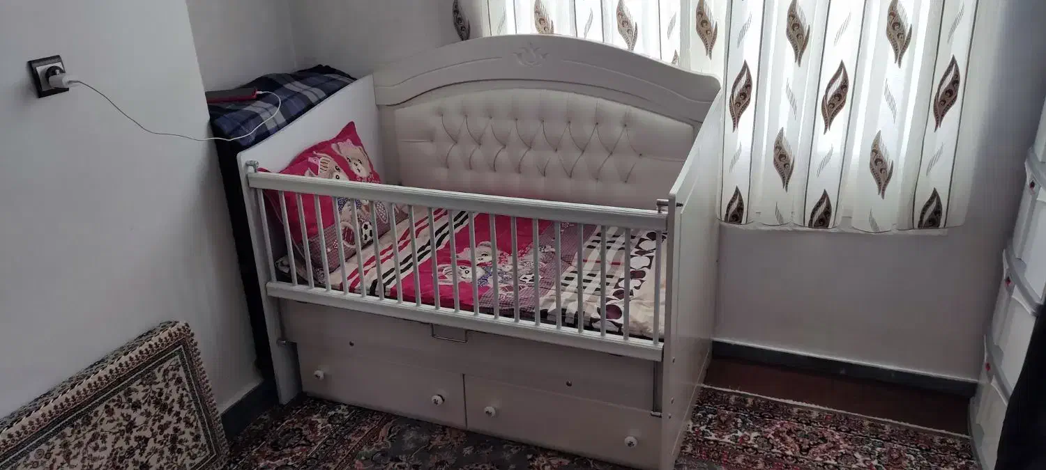 تخت نوزاد گهواره دار|تخت و صندلی بچه|سقز, |دیوار