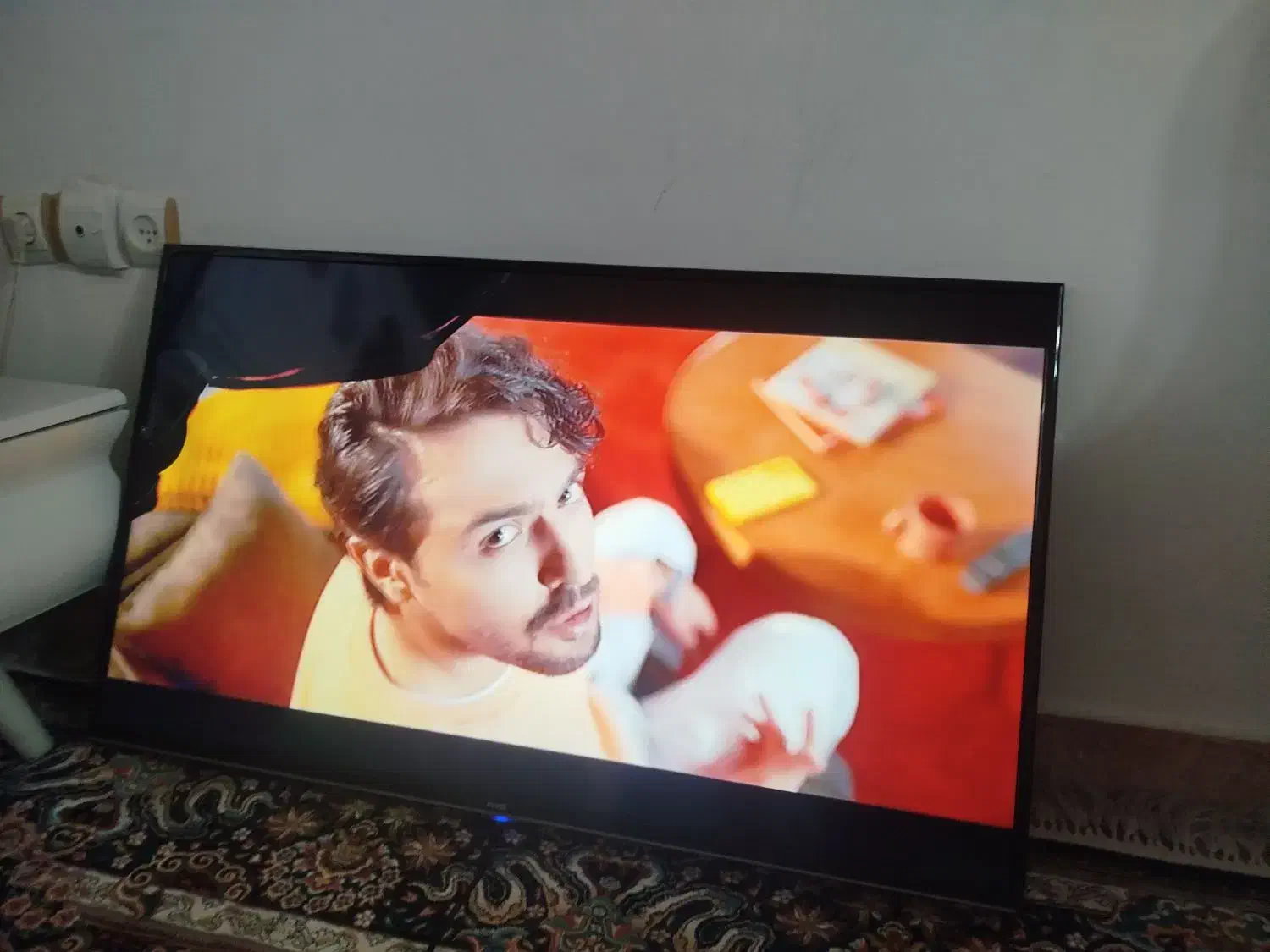 تلویزیون ۴۳اینج شکسته با کارتن|تلویزیون و پروژکتور|رضوانشهر, |دیوار