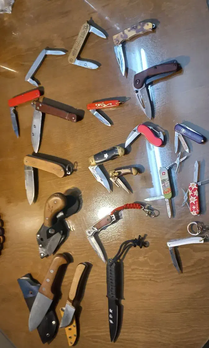 تعدادی چاقوی کمپینگ و سفر و آنتیک|کلکسیون و سرگرمی|تهران, دولاب|دیوار