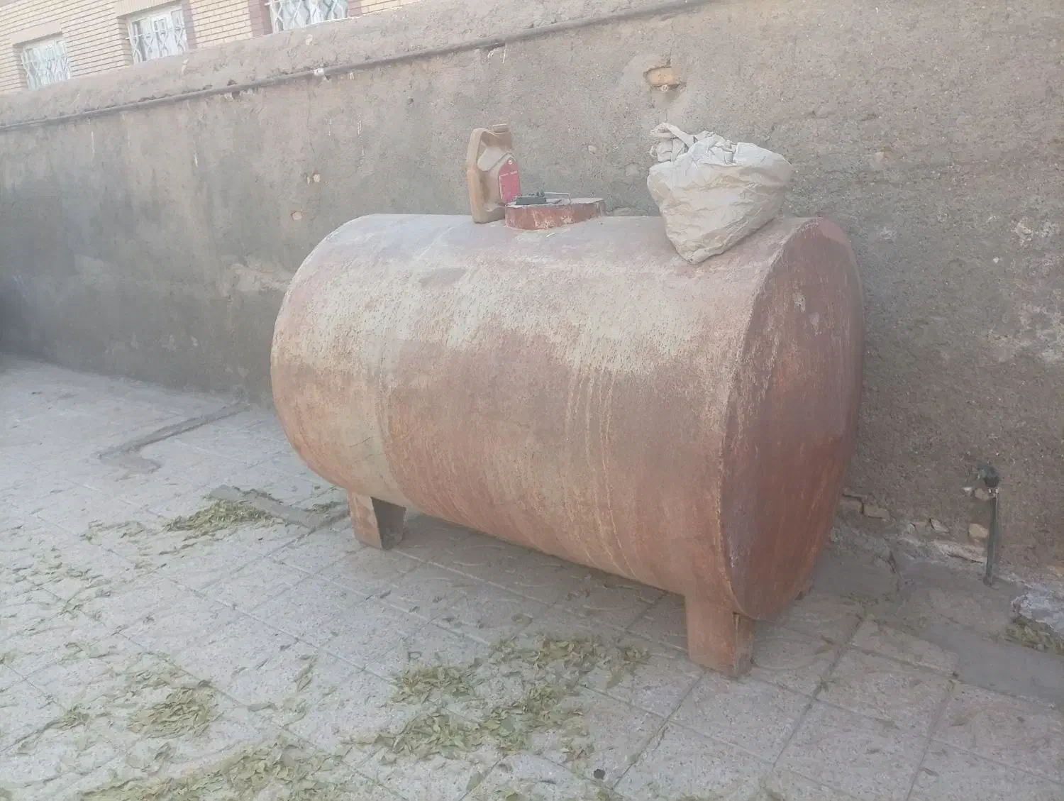 یک عدد تانک 2000لیتری|مصالح و تجهیزات ساختمان|رضویه, |دیوار