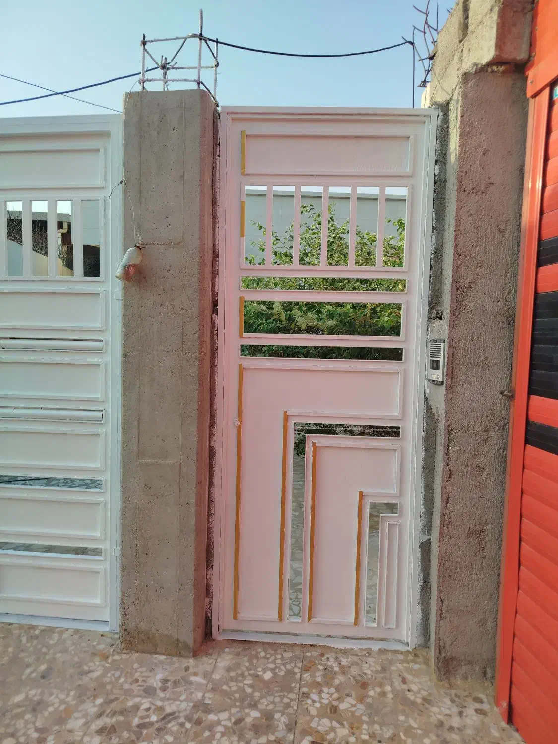 در حیاط نرده و پنچره رنگ کاری با دقت|خدمات پیشه و مهارت|خورموج, |دیوار