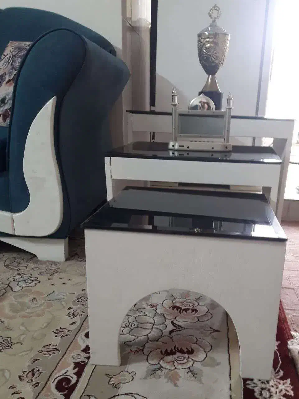 فروش یک دست مبل هفت نفره در حد نو وچهارعددمیزوعسلی|مبلمان خانگی و میز عسلی|صحنه, |دیوار