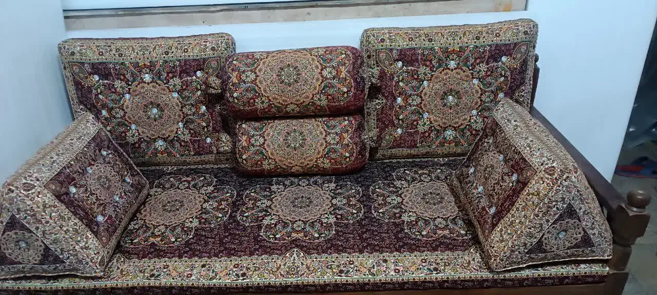 طرح شاهگل|پشتی|قم, چهل درخت‎|دیوار