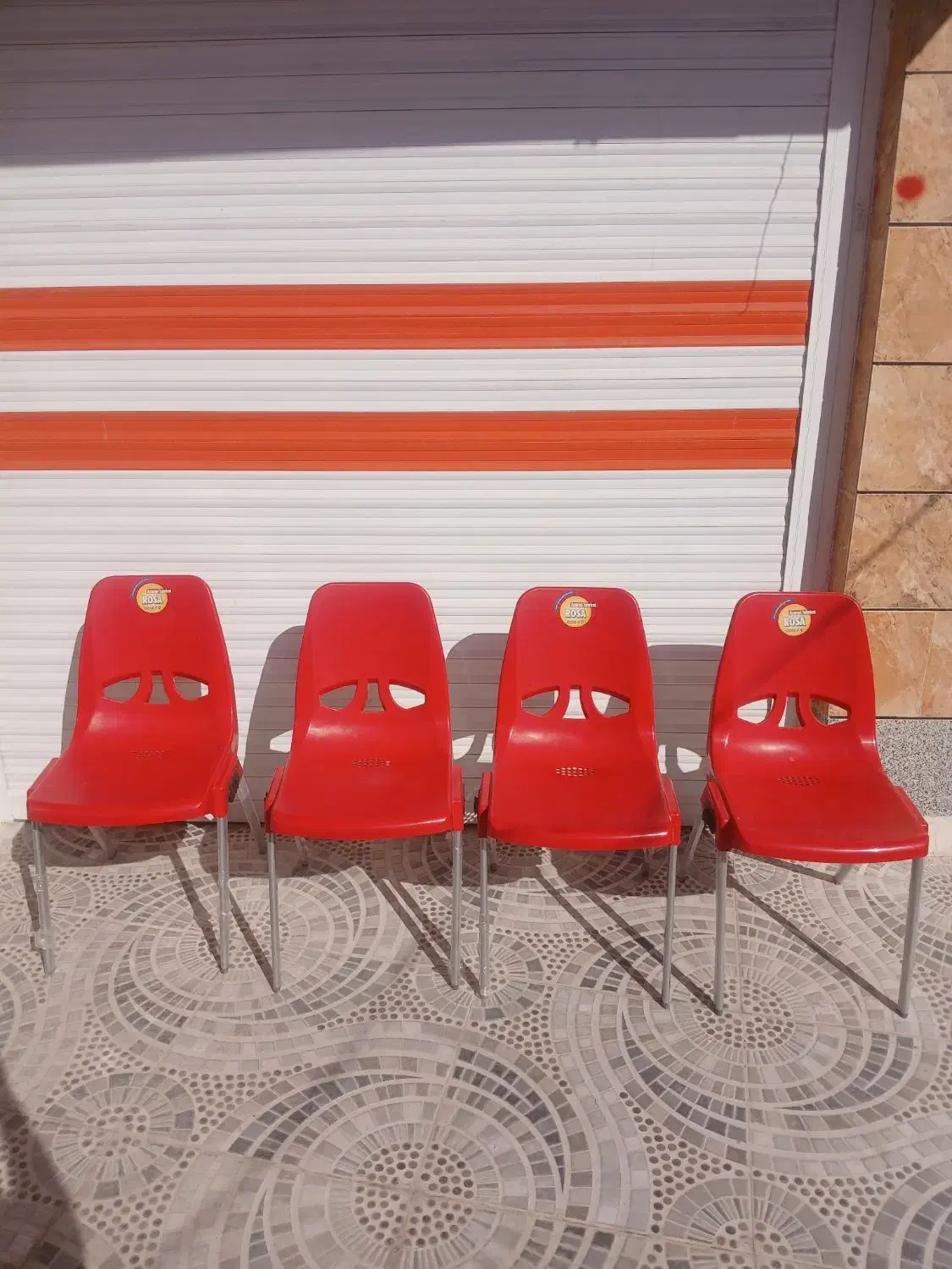 8 صندلی انتظار مشکی و قرمز و یک عدد گل میز بزرگ|دفتر کار|رامهرمز, |دیوار