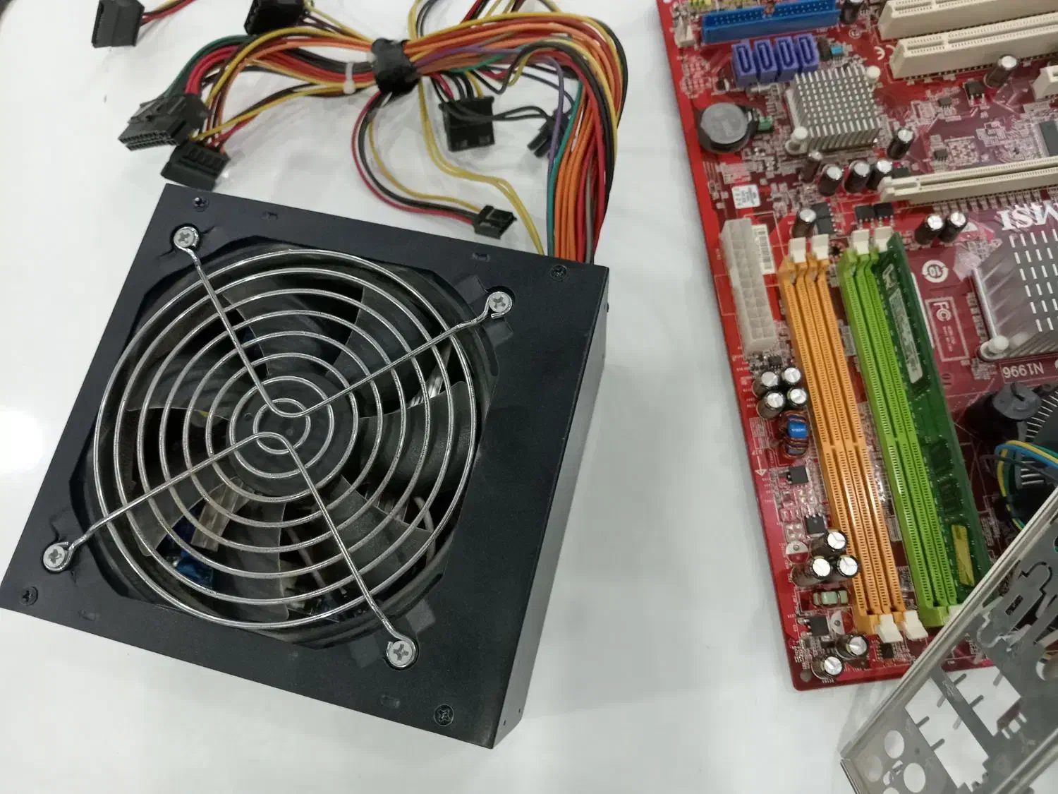 مادر برد دارای cpu و رم دو گیگابایتی با پاور و dvd|قطعات و لوازم جانبی رایانه|اهواز, ملاشیه|دیوار