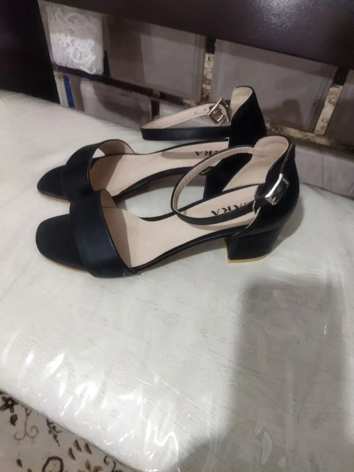 تعدادی کیف و کفش و لباس نو|کیف، کفش، کمربند|الیگودرز, |دیوار