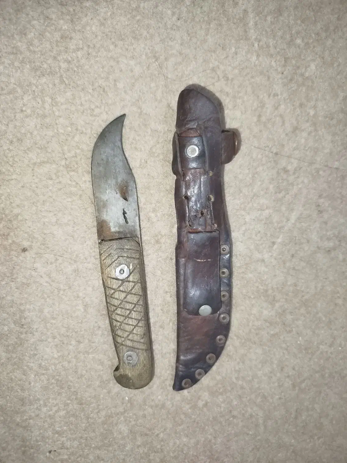 چاقو دسته چوب اصلی غلاف دار|کلکسیون اشیاء عتیقه|بروجرد, |دیوار