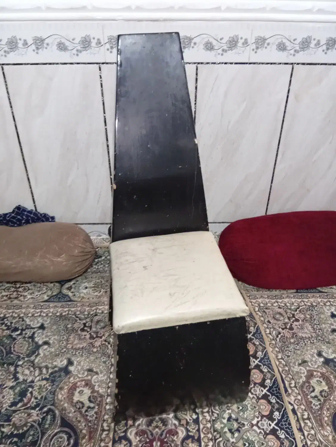 میز و تعدادی صندلی چوبی|میز و صندلی غذاخوری|ایرانشهر, |دیوار