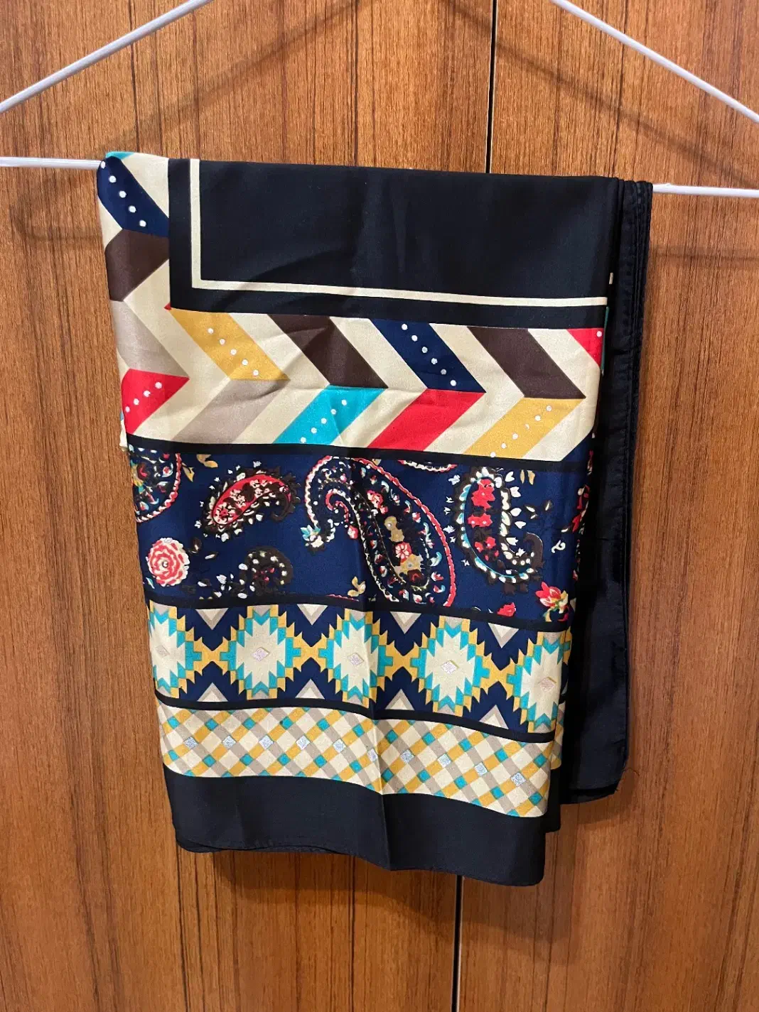 شال و روسری|لباس|فومن, |دیوار