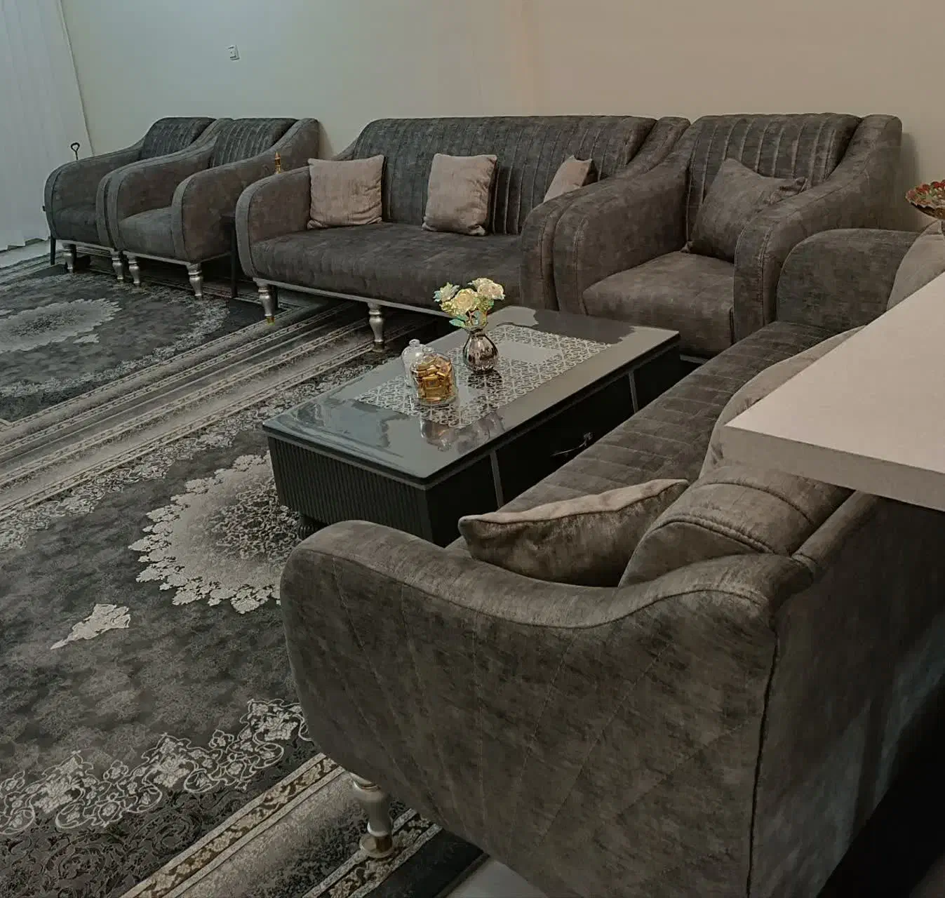 مبل ۹ نفره  چستر در حد نو همراه با عسلی ها|مبلمان خانگی و میز عسلی|تهران, شمس‌آباد|دیوار