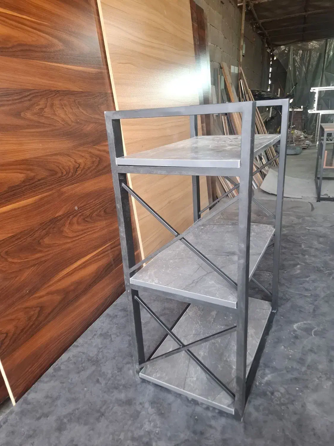 مدل ۷۱ دکوری شلف استند کنار سالنی تولیدی|کتابخانه، شلف، قفسه‌های دیواری|تهران, یافت آباد جنوبی|دیوار