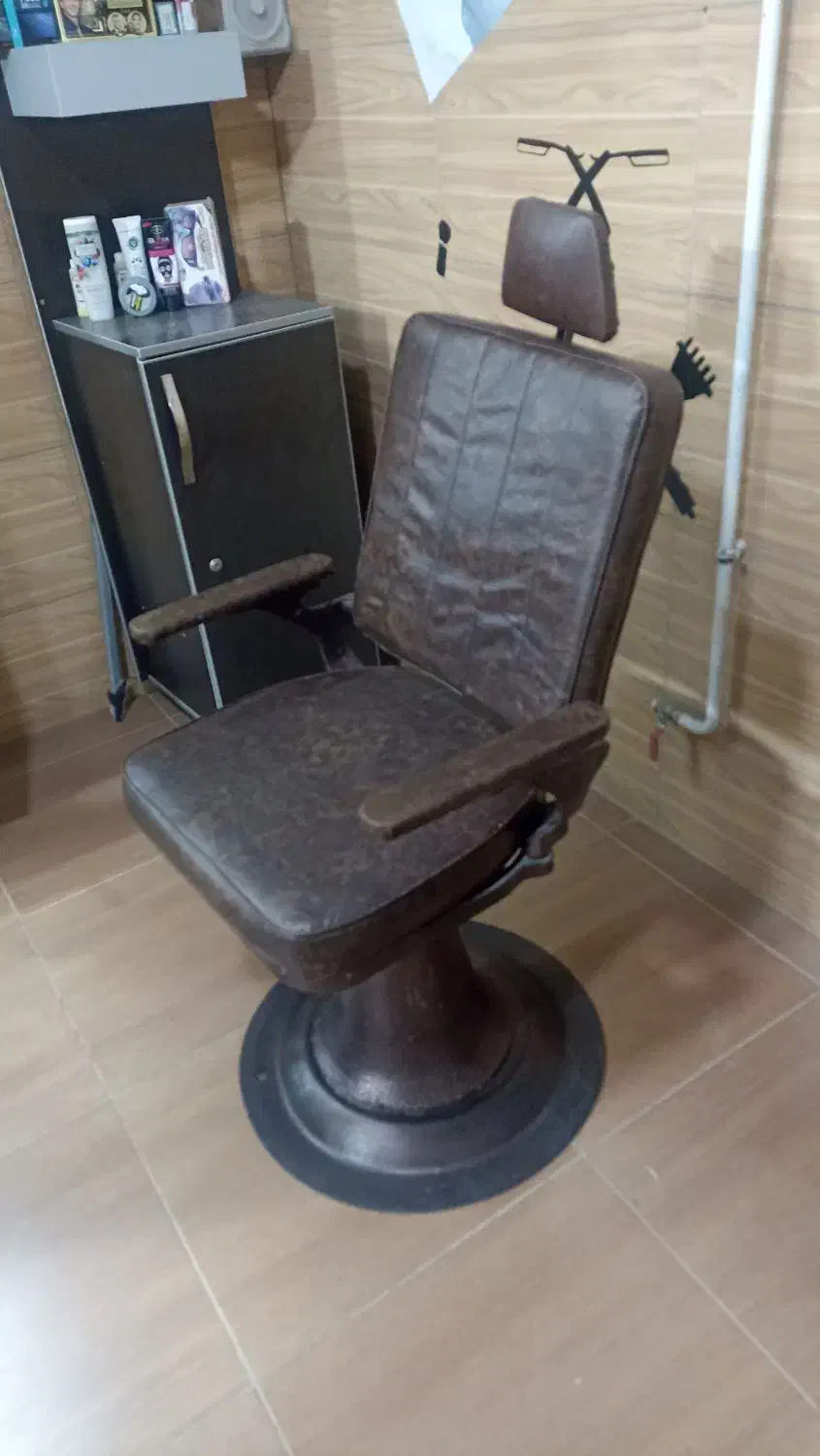 صندلی آرایشگاه اصلاح درحدنو پایه چدنی|آرایشگاه و سالنهای زیبایی|سنندج, |دیوار