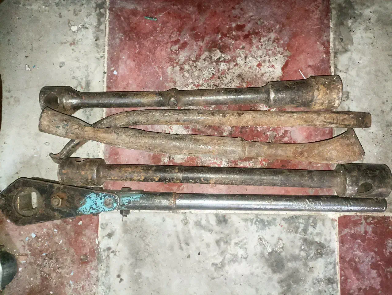 اچار لاستیک تریلی|ابزارآلات|مراغه, |دیوار