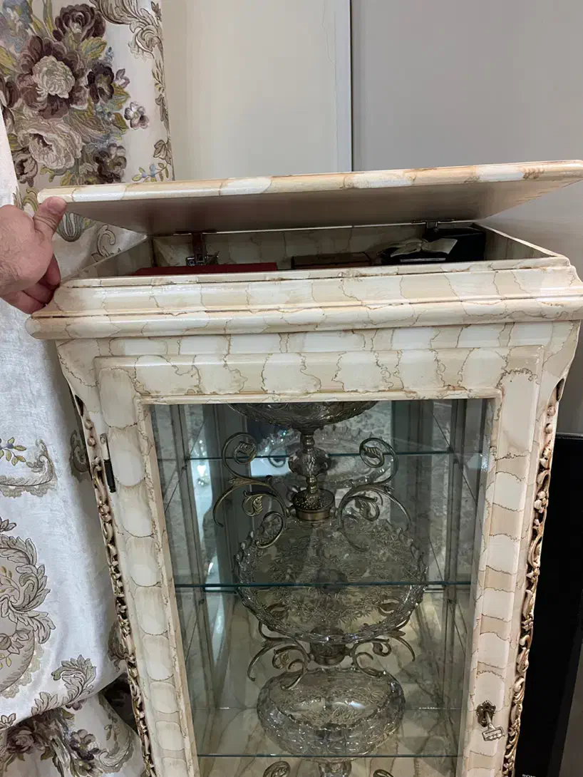 ویترین چوبی پایه بلند|بوفه، ویترین، کنسول|تهران, حکمت|دیوار