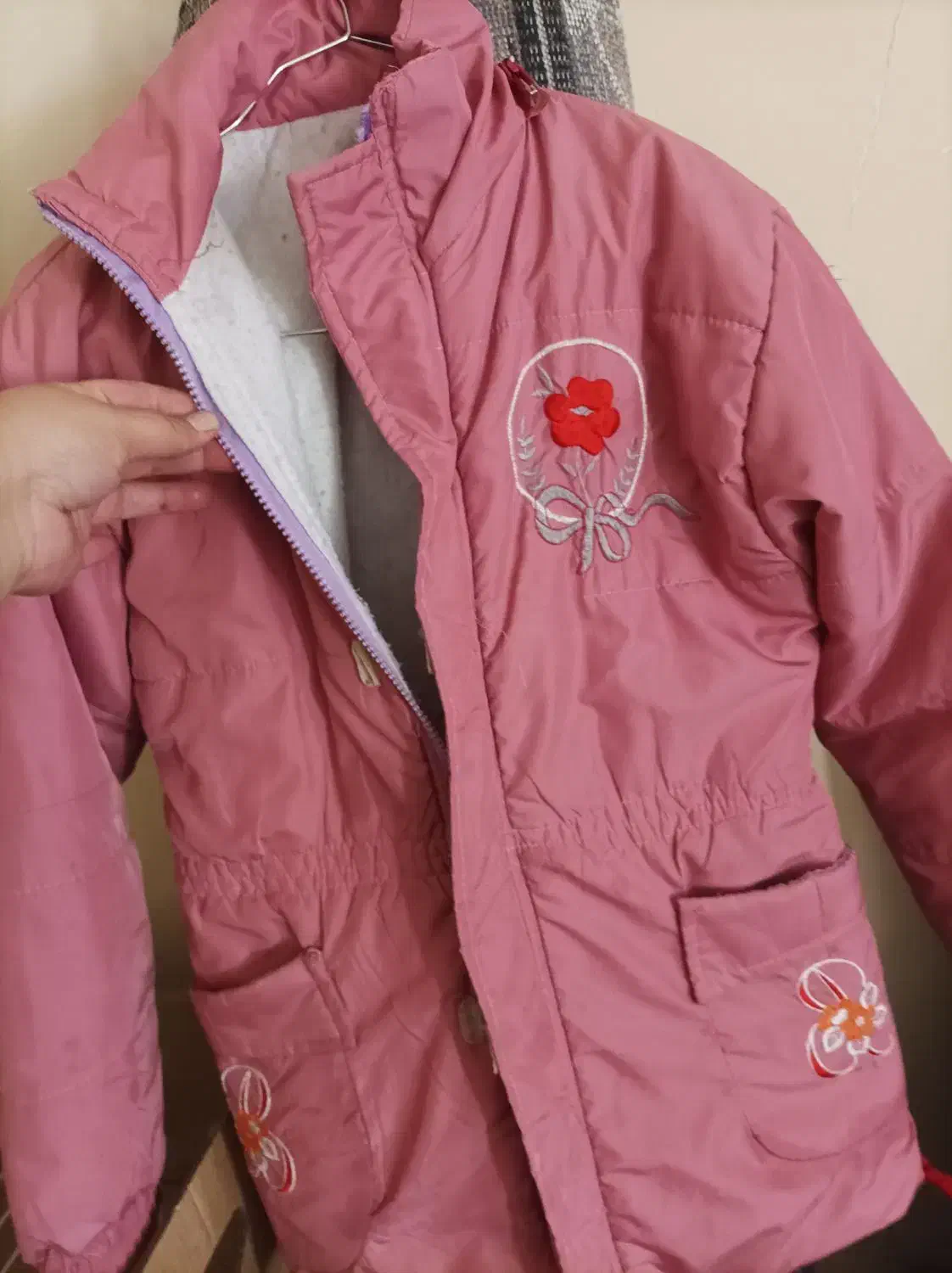 کاپشن|کفش و لباس بچه|بم, |دیوار