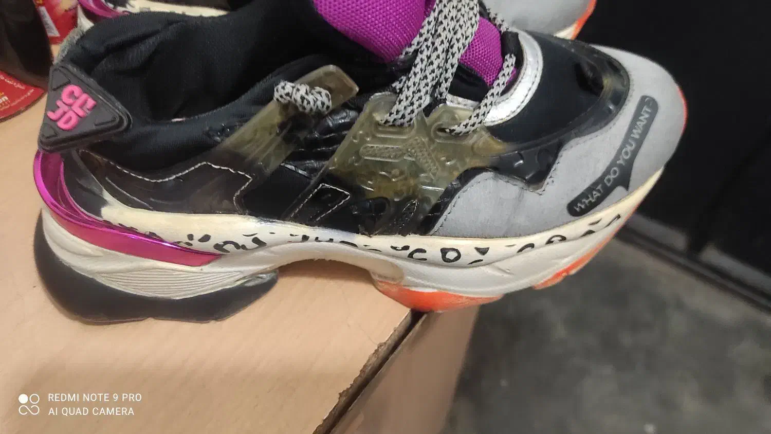 کتونی نو|کیف، کفش، کمربند|رشت, فلسطین|دیوار