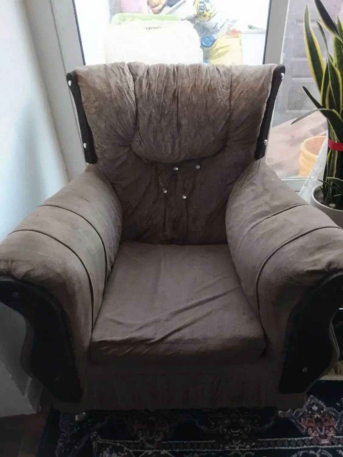 یک دست مبل هفت نفره سالم|مبلمان خانگی و میز عسلی|گلبهار, شهر جدید گلبهار|دیوار