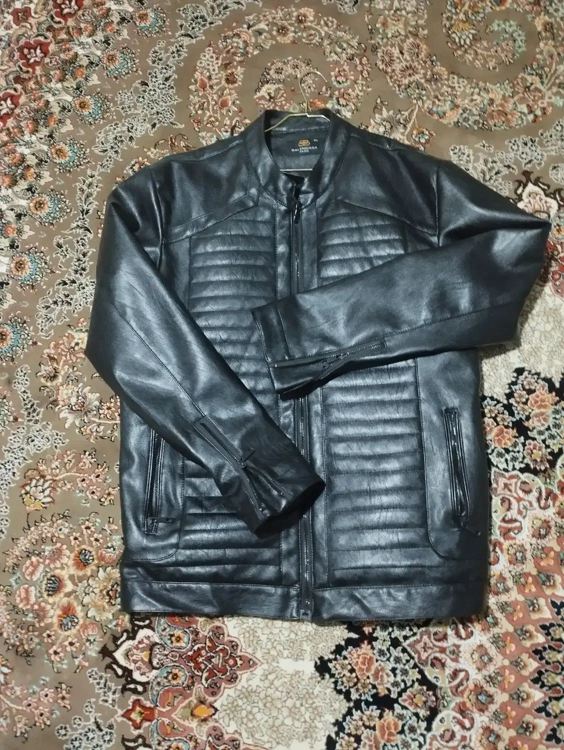 کاپشن در حدنو|لباس|چهارباغ, |دیوار