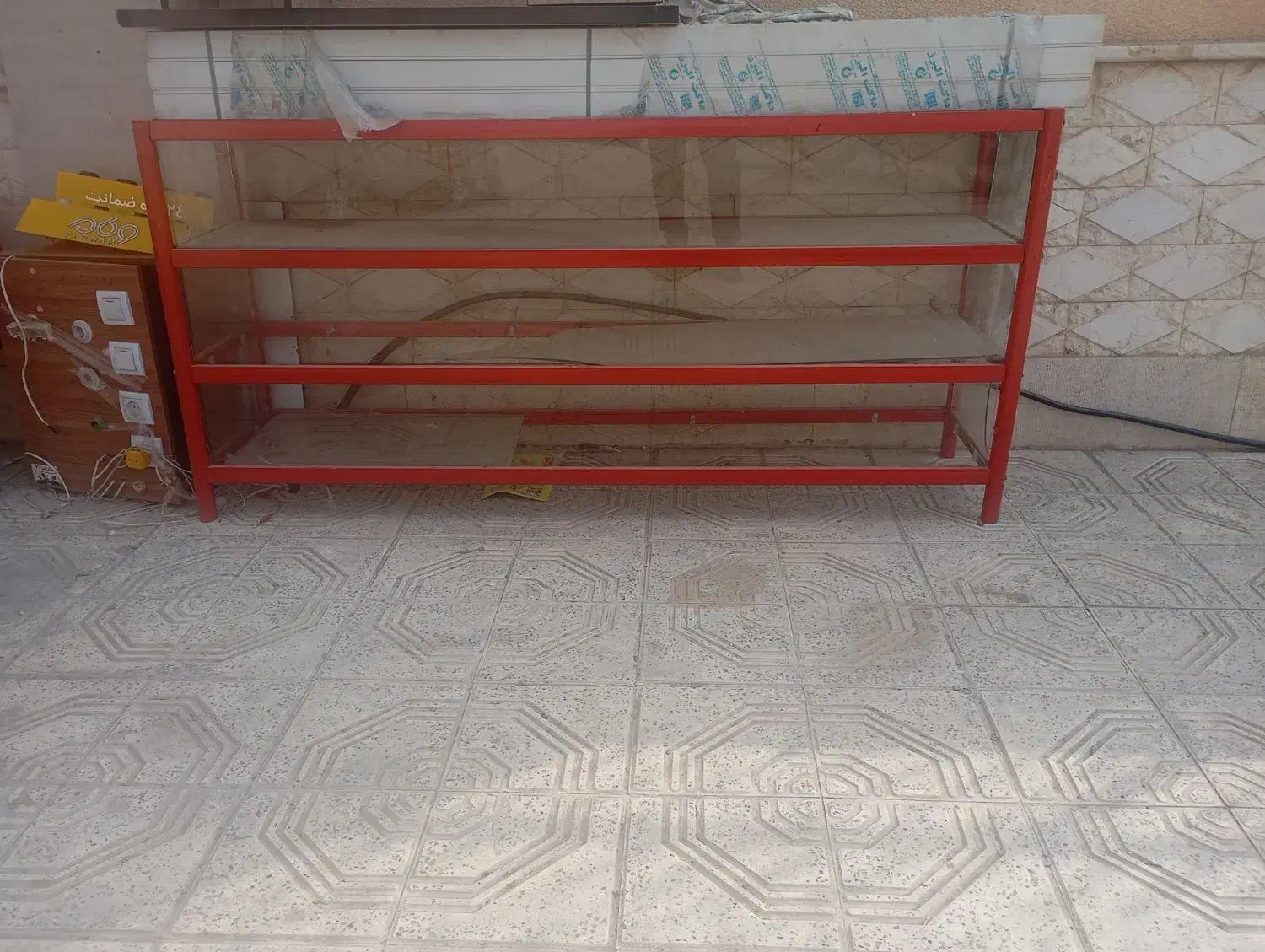 ویترین سه طبقه فلز و شیشه|بوفه، ویترین، کنسول|اندیشه, اندیشه فاز ۳|دیوار