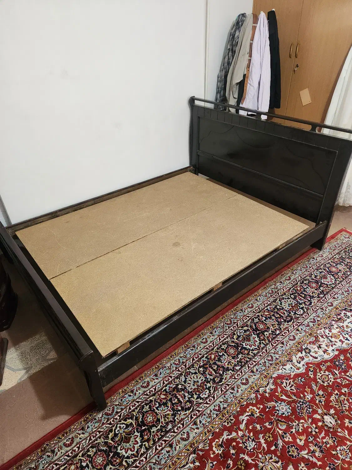تخت دو نفره به همراه تشک ابعاد ۱۶۵×۲۱۰|تخت و سرویس خواب|پیر بکران, |دیوار