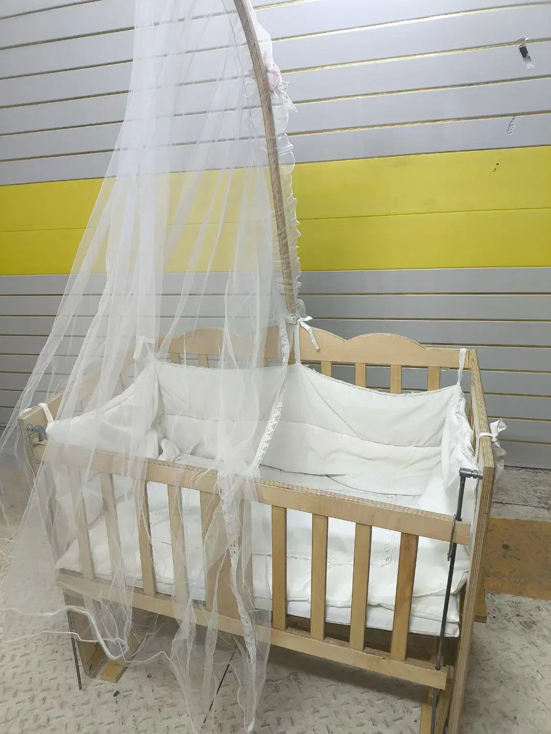 تخت نوزاد کنار مادر گهواره ای|تخت و صندلی بچه|اردبیل, |دیوار