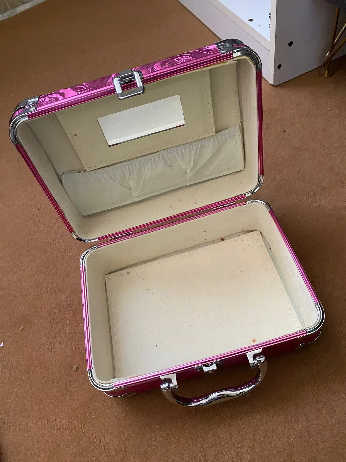 جعبه|آرایشگاه و سالن‌های زیبایی|سیرجان, |دیوار