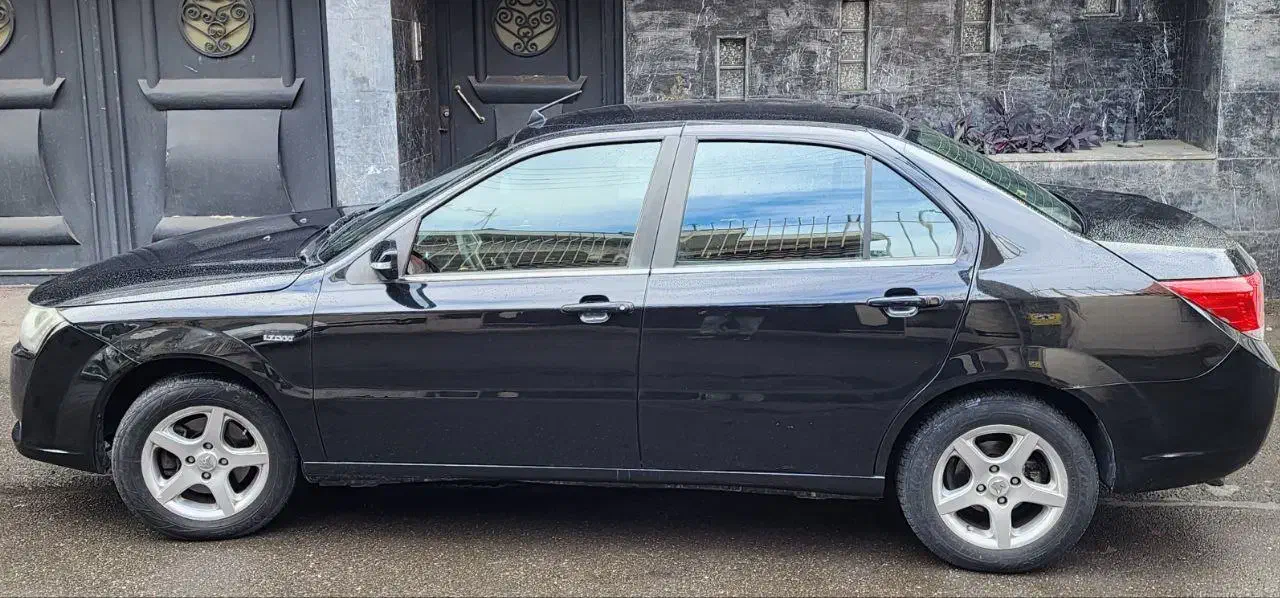 دنا فوق العاده تمیز|خودرو سواری و وانت|لاهیجان, شیشه گران|دیوار