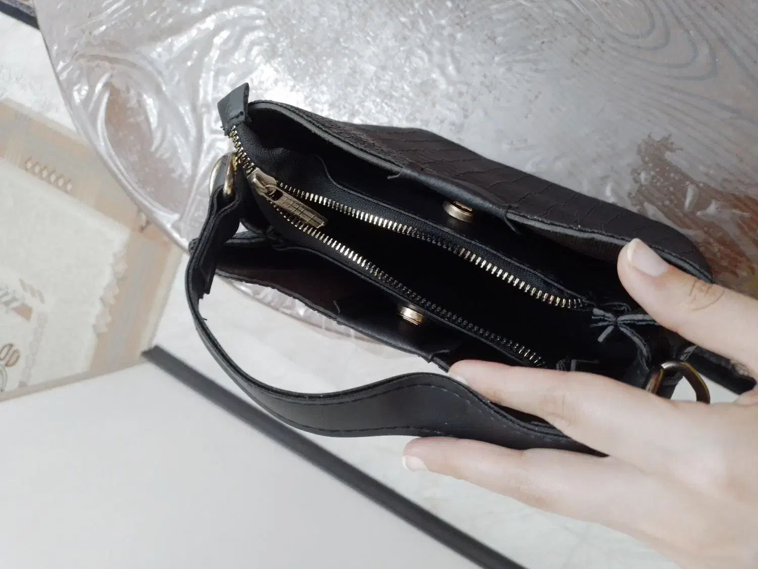 کیف چرم مصنوعی|کیف، کفش، کمربند|هشتگرد, هشتگرد قدیم|دیوار