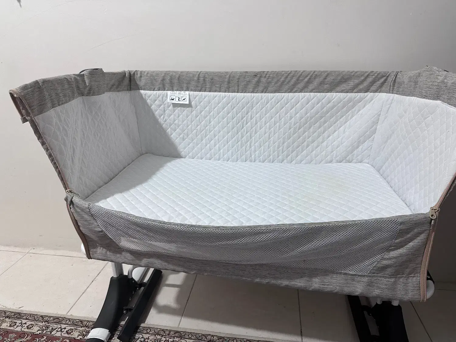 تخت نوزادی کنار مادر|تخت و صندلی بچه|همدان, |دیوار