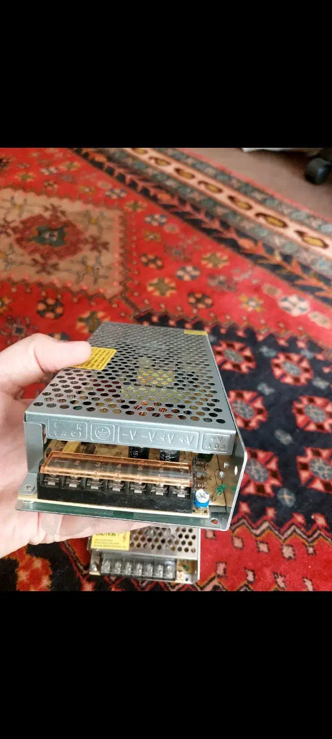 آداپتور ۱۵ امپر و پروژکتور وکابل HDMIو تعدادی رابط|تلویزیون و پروژکتور|صدرا-فارس, فاز ۱|دیوار