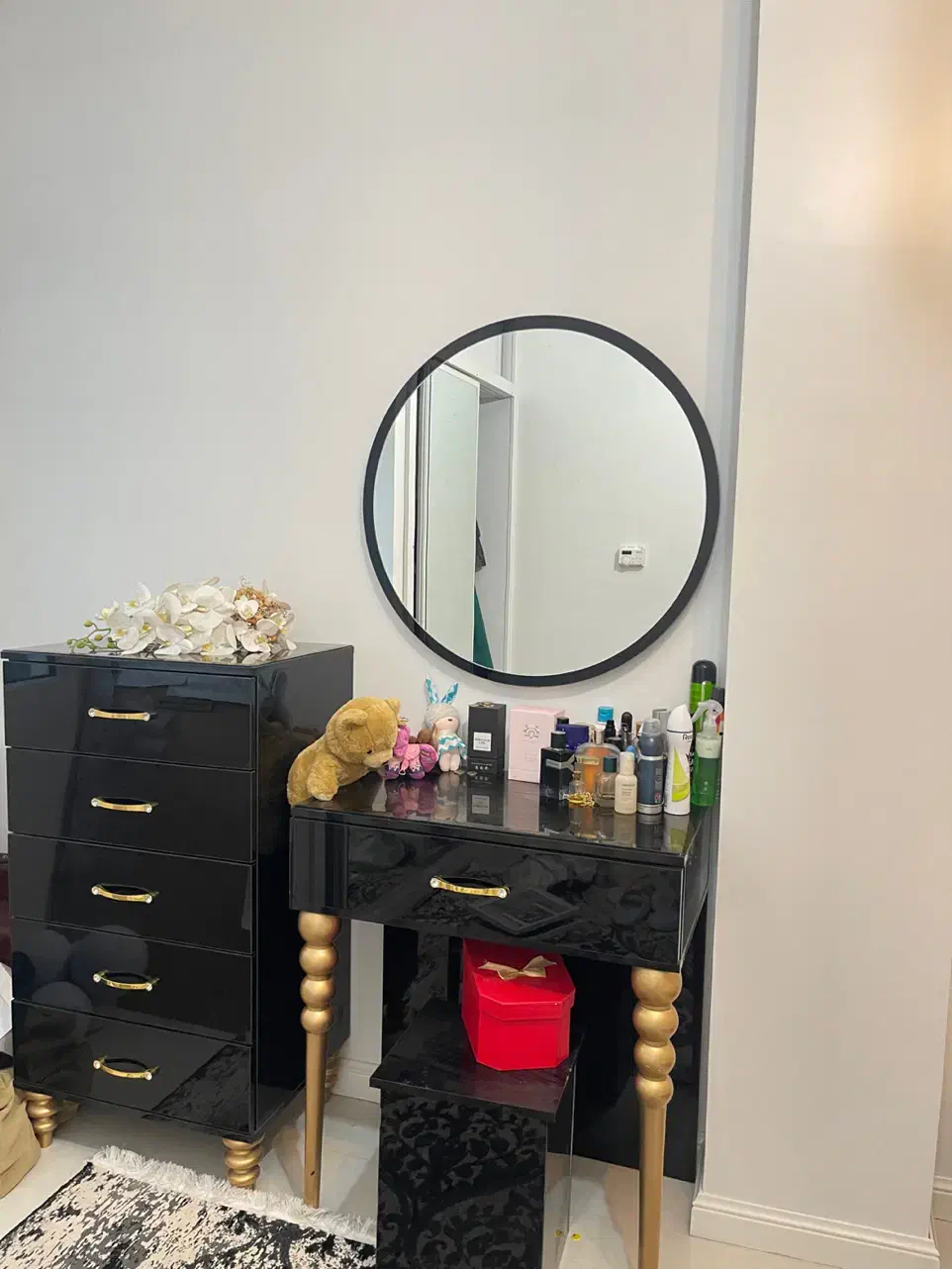 تخت دو نفره به همراه آینه کنسول و فایل ۵ کشو|تخت و سرویس خواب|تهران, سوهانک|دیوار