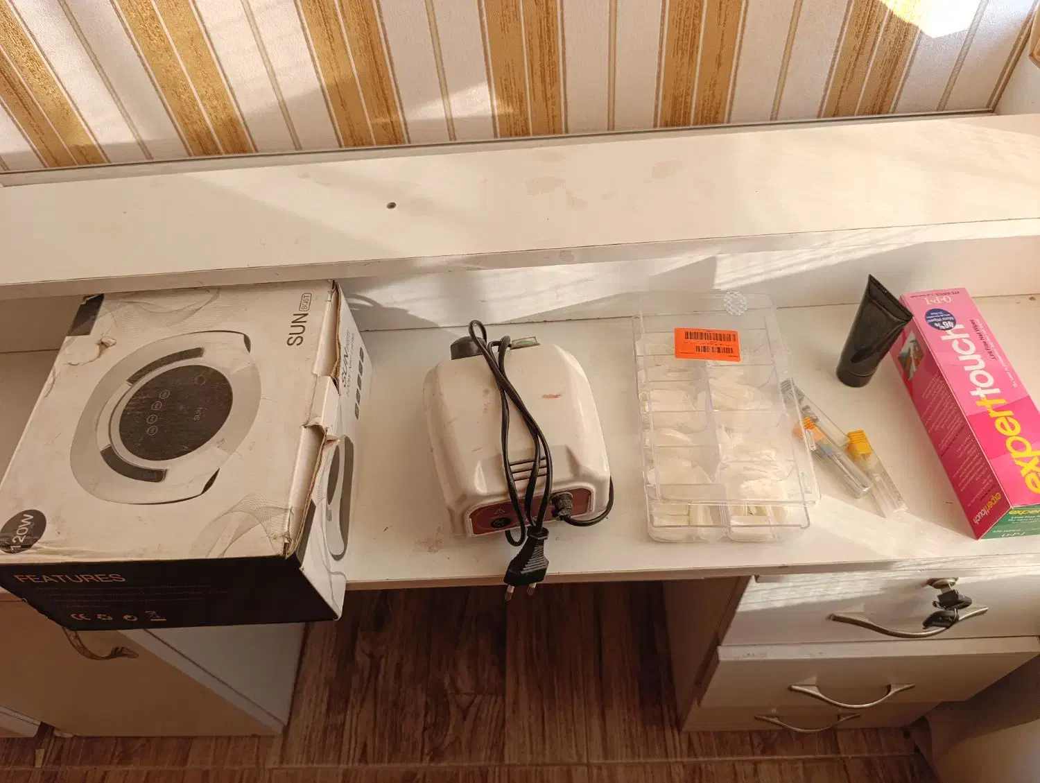 لوازم کاشت ناخن همراه میز|آرایشی، بهداشتی، درمانی|پاکدشت, پاکدشت (مامازند)|دیوار