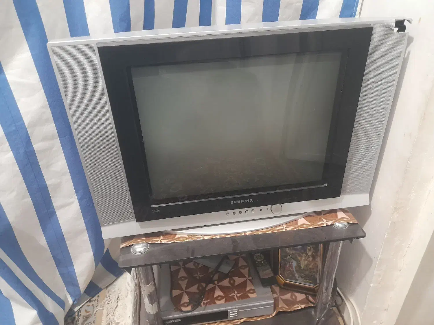 تلوزیون ۲۱ بامیزشیشه ای سامسونگ سالم|تلویزیون و پروژکتور|فسا, |دیوار