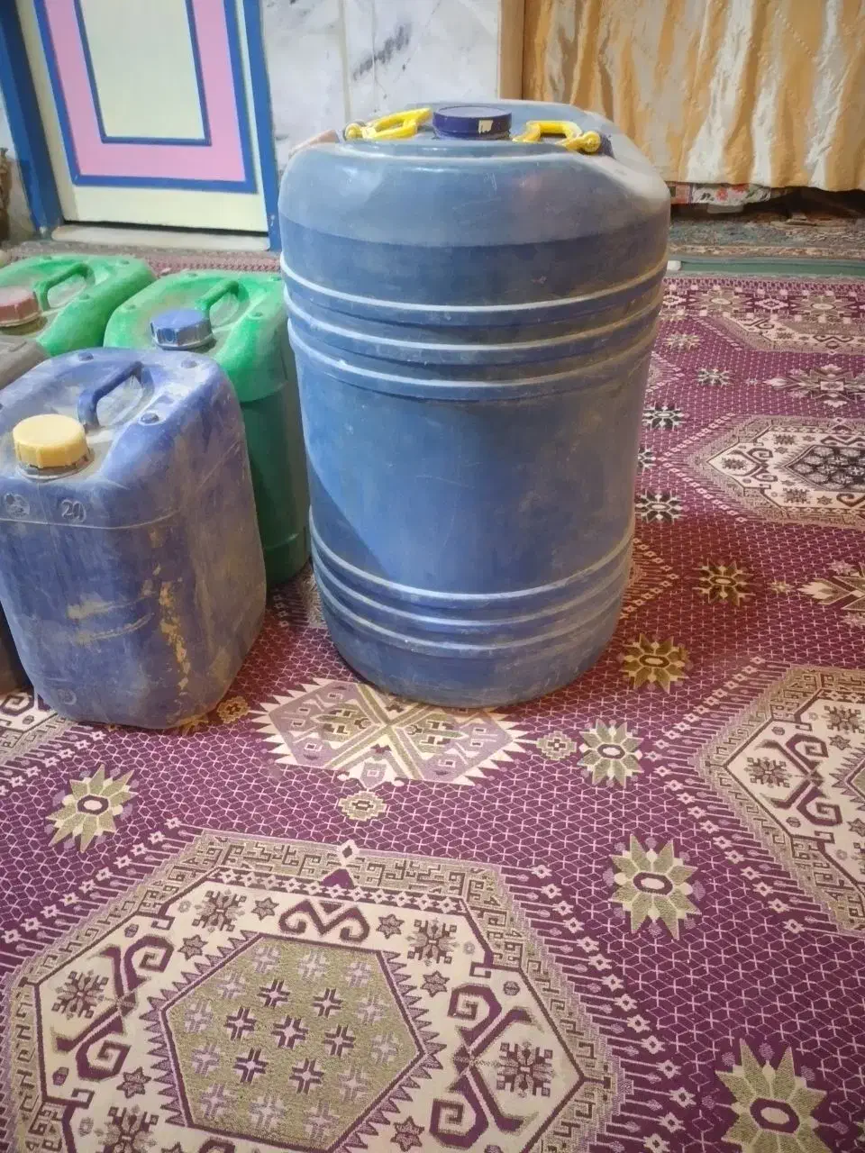 گالن نفتی درحدنو|ظروف نگهدارنده، پلاستیکی، یکبارمصرف|زهک, |دیوار