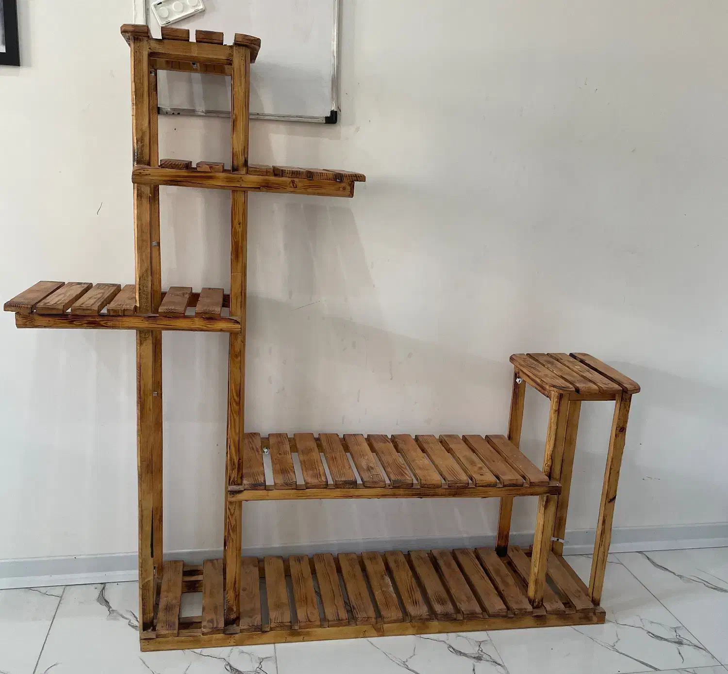 استند چوبی گل و‌گیات|گل و گیاه طبیعی|بندر ماهشهر, |دیوار