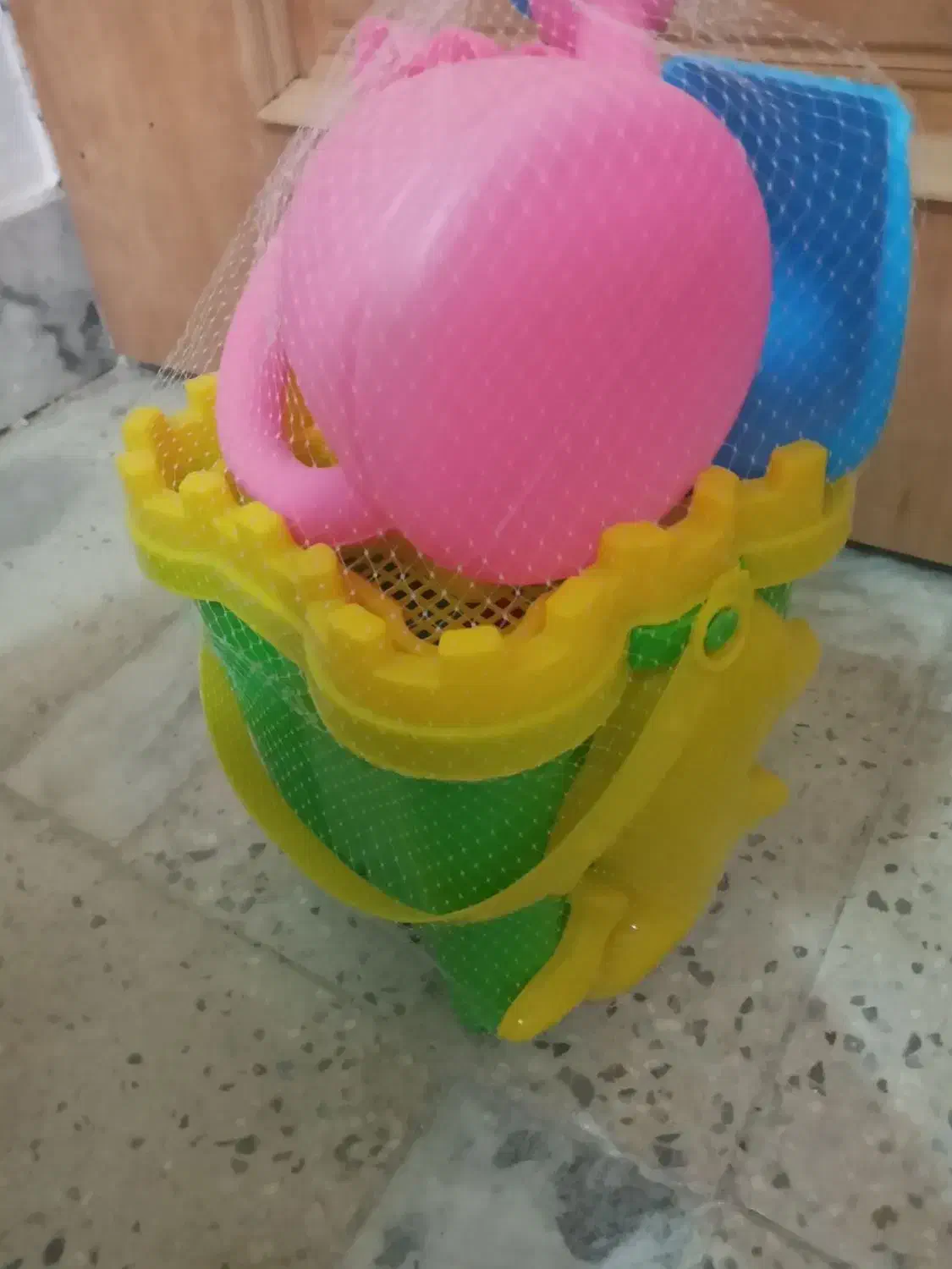 سطل شن بازی قلعه بزرگ|اسباب‌بازی بچه|شاهین‌شهر, گرگاب|دیوار