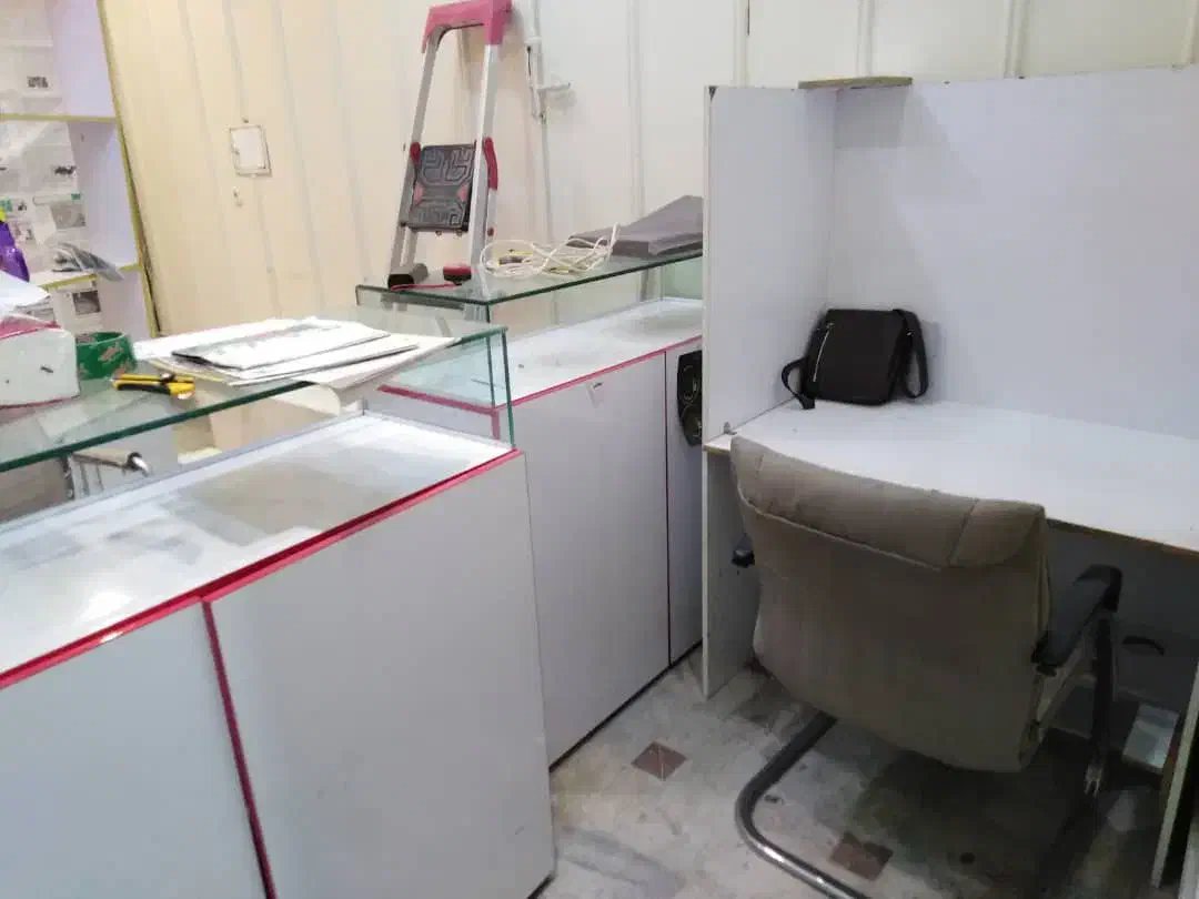 ویترین پشت شیشه صندلی پیشخوان|فروشگاه و مغازه|کرج, اصفهانی‌ها|دیوار