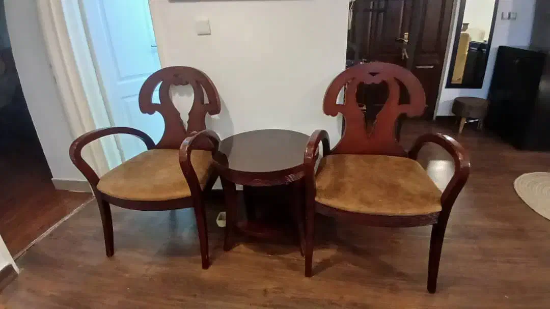 دو عدد صندلی و میز چوبی|میز و صندلی غذاخوری|کیش, |دیوار